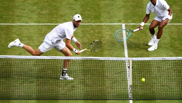 LONDON, ENGLAND - JULY 11: Raven Klaasen of South Africa and Michael Venus of New Zealand in action in their Men's Doubles semi-final match against Juan Sebastian Cabal and Robert Farah of Colombia during Day Ten of The Championships - Wimbledon 2019 at All England Lawn Tennis and Croquet Club on July 11, 2019 in London, England. (Photo by Shaun Botterill/Getty Images) Wimbledon e il genio italiano - immagine 1