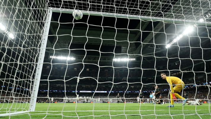 MADRID, SPAIN - NOVEMBER 29: A general view as Alex Meret of SSC Napoli looks on as Rodrygo of Real Madrid scores the team's first goal during the UEFA Champions League match between Real Madrid and SSC Napoli at Estadio Santiago Bernabeu on November 29, 2023 in Madrid, Spain. (Photo by Angel Martinez/Getty Images) meret pagelle