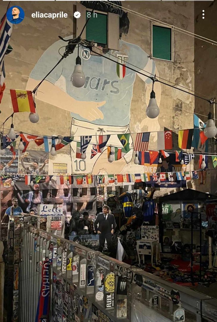 GALLERY Caprile in visita al murale di Maradona: il portiere in dolce compagnia - immagine 3