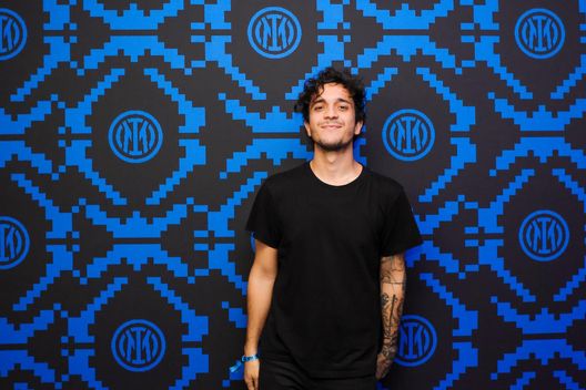 Tananai: “Ci sarà da imparare una canzoncina nuova, non vedo l’ora. Inter? Se succede sarò…” Tananai: “Ci sarà da imparare una canzoncina nuova, non vedo l’ora. Inter? Se succede sarò…” - immagine 1