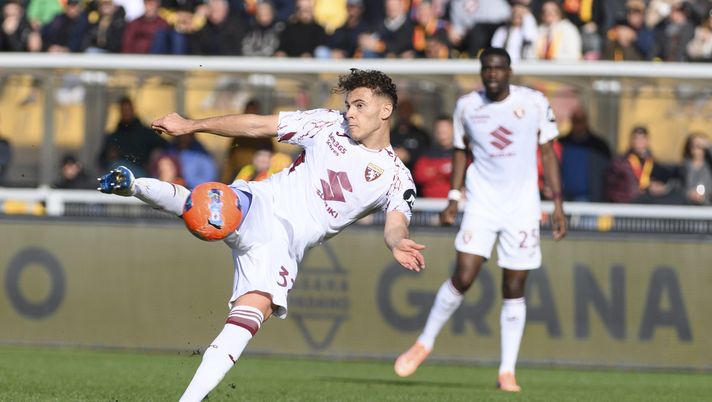 LECCE, ITALY - NOVEMBER 30: Kristjan Asllani of Torino FC in action during the Serie A match between US Lecce and Torino FC at Stadio Via del Mare on November 30, 2025 in Lecce, Italy. (Photo by Stefano Guidi - Torino FC/Torino FC 1906 via Getty Images) Calciomercato Torino, il punto: da Tchoca agli esuberi - immagine 1