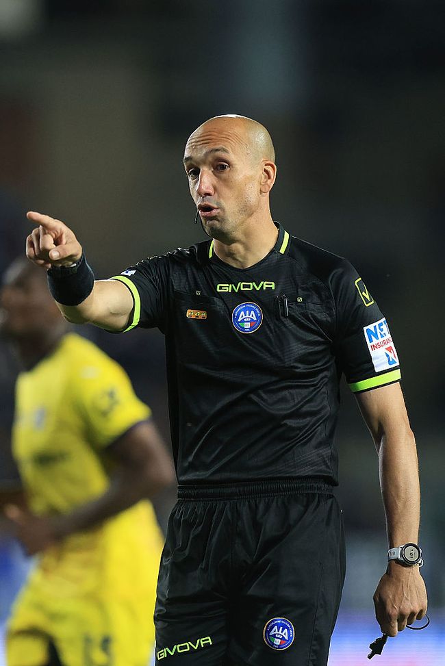EMPOLI, ITALY - MAY 10: Michael Fabbri referee reacts during the Serie A match between Empoli and Parma at Stadio Carlo Castellani on May 10, 2025 in Empoli, Italy. (Photo by Gabriele Maltinti/Getty Images)  Che cos’è la Refcam introdotta in Serie A?- immagine 3