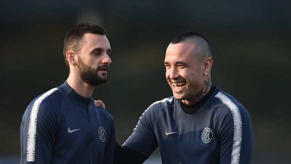 COMO, ITALY - FEBRUARY 20: Radja Nainggolan (R) and Marcelo Brozovic of FC Internazionale joke during a FC Internazionale training session at the club's training ground Suning Training Center in memory of Angelo Moratti at Appiano Gentile on February 20, 2019 in Como, Italy. (Photo by Claudio Villa - Inter/FC Internazionale via Getty Images) Choc in Belgio: Nainggolan arrestato per traffico internazionale di droga- immagine 2