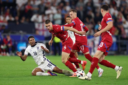 GELSENKIRCHEN, GERMANY - JUNE 16: Jude Bellingham of England looks on after being challenged by Nikola Milenkovic and Ivan Ilic of Serbia during the UEFA EURO 2024 group stage match between Serbia and England at Arena AufSchalke on June 16, 2024 in Gelsenkirchen, Germany. (Photo by Dean Mouhtaropoulos/Getty Images) Fiorentina con la difesa a 3? Adesso è possibile, con Lucchesi protagonista- immagine 2