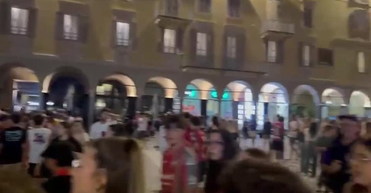 video cremonese in serie a è festa in città spuntano cori e bandiere