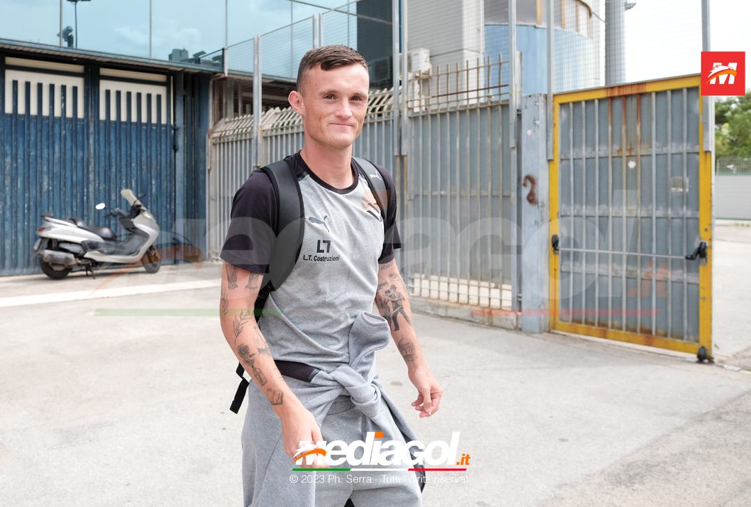 FOTO PALERMO, Liam Henderson: selfie e autografi con i tifosi del Palermo (Gallery) - immagine 11