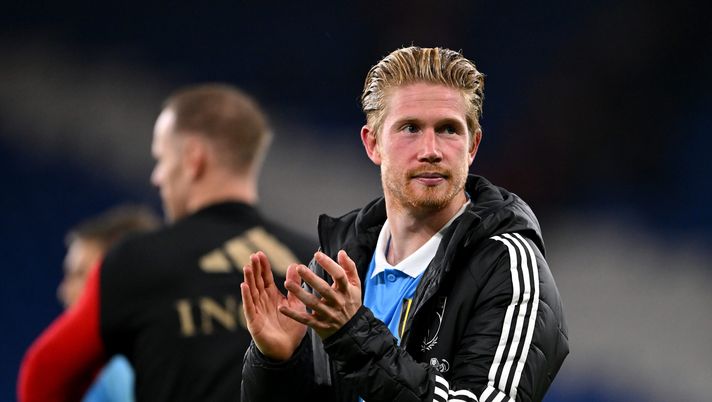 CARDIFF, WALES - OCTOBER 13: Kevin De Bruyne of Belgium applauds the fans at the end of the Group J FIFA World Cup 2026 qualifier match between Wales and Belgium at Cardiff City Stadium on October 13, 2025 in Cardiff, Wales. (Photo by Dan Mullan/Getty Images) De Bruyne suona la carica, sta per iniziare il suo Mondiale: il post sui social - immagine 1