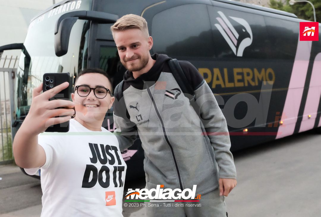 FOTO PALERMO: i giocatori rosanero scattano selfie con i tifosi (GALLERY) - immagine 43