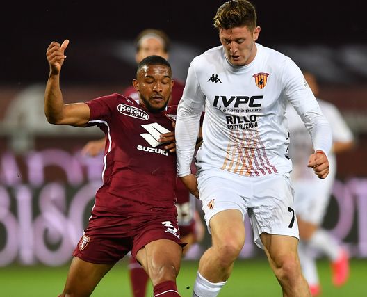 TURIN, ITALY - MAY 23: Adolfo Gaich of Benevento Calcio is put under pressure by Gleison Bremer of Torino F.C. during the Serie A match between Torino FC v Benevento Calcio at Olimpico Stadium on May 23, 2021 in Turin, Italy. Sporting stadiums around Italy remain under strict restrictions due to the Coronavirus Pandemic as Government social distancing laws prohibit fans inside venues resulting in games being played behind closed doors. (Photo by Valerio Pennicino/Getty Images) LIVE! Torino-Benevento 1-1 - immagine 2