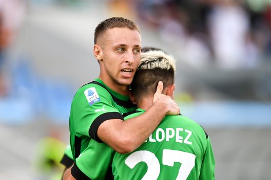 REGGIO NELL'EMILIA, ITALY - SEPTEMBER 11: Davide Frattesi of US Sassuolo celebrates with teammate Maxime Lopez after scoring their team's first goal during the Serie A match between US Sassuolo and Udinese Calcio at Mapei Stadium - Citta' del Tricolore on September 11, 2022 in Reggio nell'Emilia, Italy. (Photo by Alessandro Sabattini/Getty Images) Il solito Carnevali: “Frattesi? Peccato abbia rifiutato la Premier League”- immagine 2
