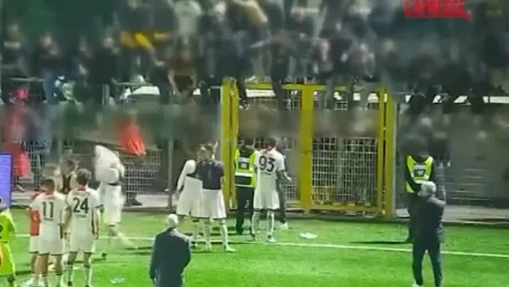 VIDEO Serie C, gli ultras costringono i giocatori a togliersi la maglia. L’accaduto - immagine 1