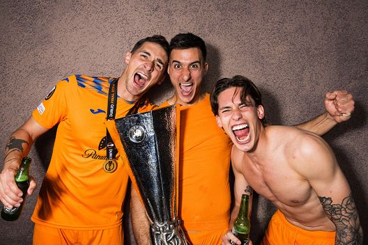 Juan Musso con Marco Carnesecchi e Francesco Rossi con il trofeo dell'Europa League. (Photo by Alex Pantling - UEFA/UEFA via Getty Images) Atalanta, UFFICIALE: Juan Musso ceduto all’Atletico Madrid- immagine 3