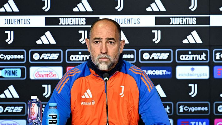 TURIN, ITALY - APRIL 5: Juventus head coach Igor Tudor during a Juventus Press Conference at Allianz Stadium on April 5, 2025 in Turin, Italy. (Photo by Daniele Badolato - Juventus FC/Juventus FC via Getty Images) Tudor: “La decisione su Vlahovic, Koopmeiners e Gatti per domani! Su Douglas Luiz e la Lazio…” - immagine 1