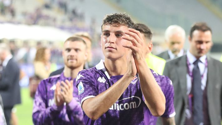 FLORENCE, ITALY - OCTOBER 2: Gino Infantino of ACF Fiorentina greets the fans after during the Serie A TIM match between ACF Fiorentina and Cagliari Calcio at Stadio Artemio Franchi on October 2, 2023 in Florence, Italy. (Photo by Gabriele Maltinti/Getty Images) Il paragone di Bagnoli: “Gino Infantino fortissimo, è un giocatore alla Barella” - immagine 1