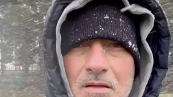 VIDEO / Mourinho, che fai? Sommerso dalla bufera, e quando rientra in stanza…