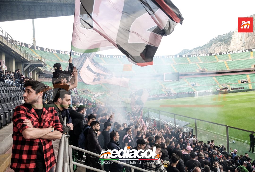 FOTO PALERMO, verso il Cagliari: la carica dei tifosi al “Barbera” (GALLERY) - immagine 7