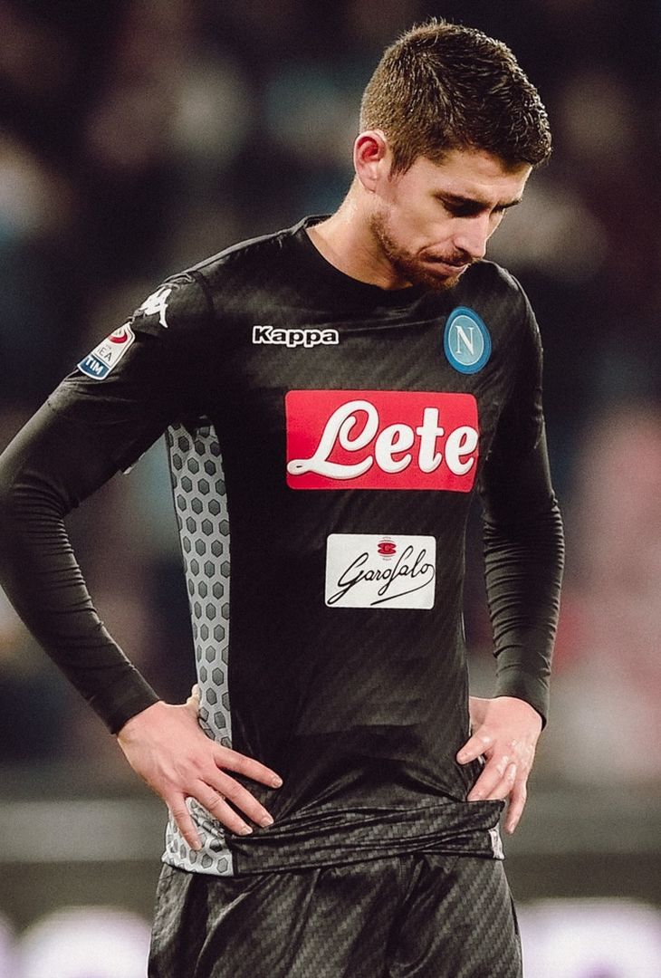 Poco più di 24 ore separano Napoli-Juventus dal suo fischio d'inizio. Valevole per la 14ª giornata di Serie A, la gara andrà in scena domani, domenica 7 dicembre, alle 20:45. Nel frattempo, per smorzare l'attesa, l'account Instagram della società partenopea ha pubblicato un post composto da sedici fotografie, una per ogni battaglia (fatta eccezione per la _'manita'_ del febbraio 2023) che ha avuto per protagoniste, sotto i riflettori dello Stadio Diego Armando Maradona (chiamato San Paolo fino al novembre 2020), la compagine azzurra e quella bianconera. Un viaggio che va a ritroso: dalla stagione 2024/25 allo scontro più recente, ovvero quello dell'annata 2010/11.