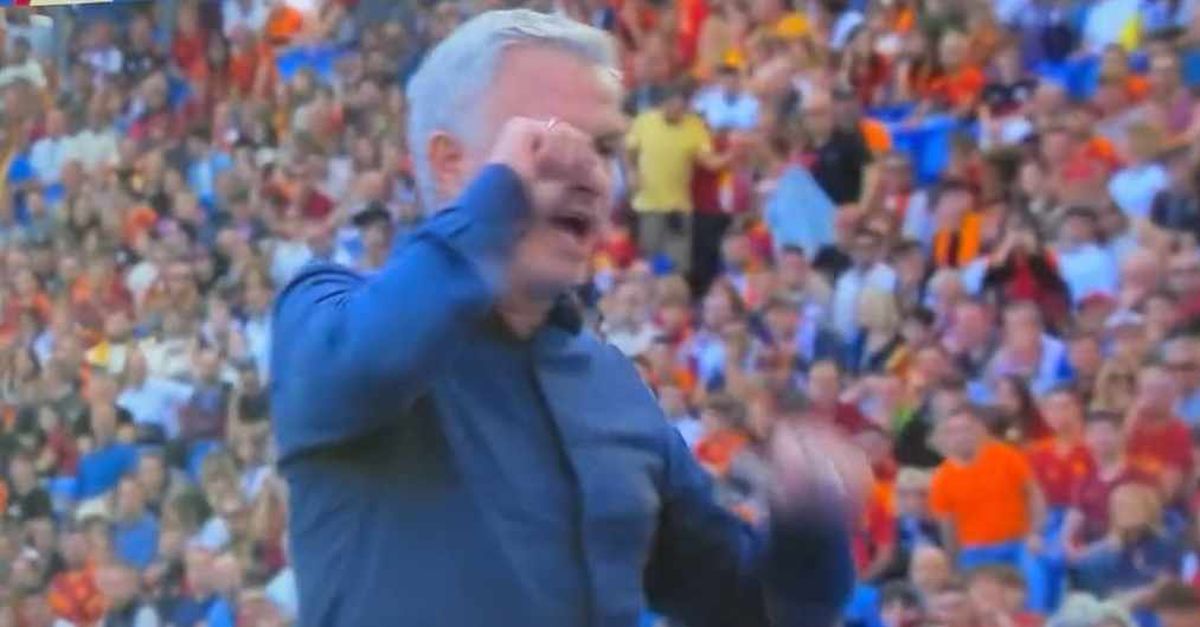 Video Roma Monza Polemiche E Espulsione Per Mourinho Nel Finale La Critica Calcio Napoli 1926 