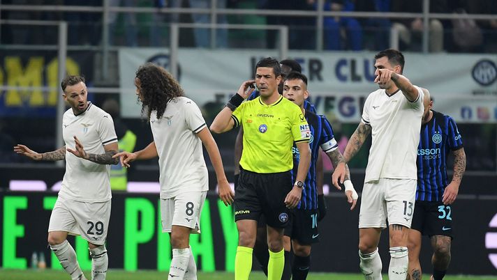 MILAN, ITALY - NOVEMBER 09: SS Lazio players protest against referee Manganiello during the Serie A match between FC Internazionale and SS Lazio at Giuseppe Meazza Stadium on November 09, 2025 in Milan, Italy. (Photo by Marco Rosi - SS Lazio/Getty Images) Sarri-Manganiello, la nota della Lazio una tutela? Ma in Procura… - immagine 1