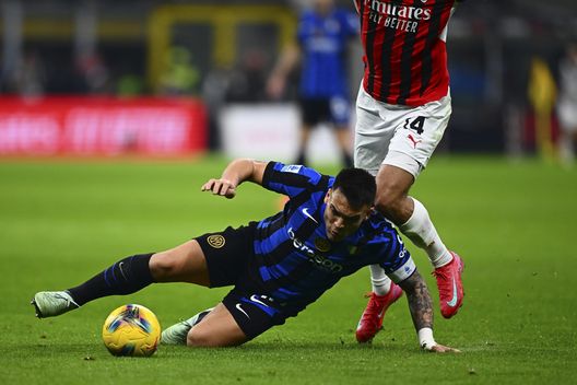 Lautaro Martinez nel corso di un contrasto di gioco con Tijjani Reijnders durante il derby tra Milan e Inter (Foto di Mattia Pistoia - Inter/ Inter via Getty Images) Super Reijnders, Tomori-Pavlovic da 7, De Vrij eroico: le pagelle di Milan-Inter- immagine 6