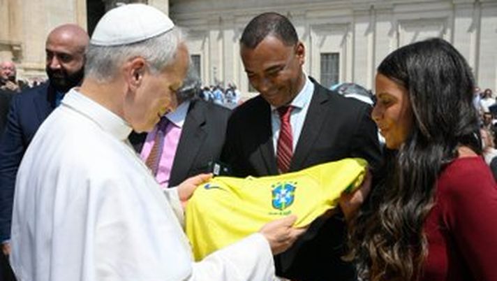 Ex Milan, sensibilità Cafu: la maglia del Brasile donata a Papa Leone XIV in Vaticano Cafu Papa Brasile
