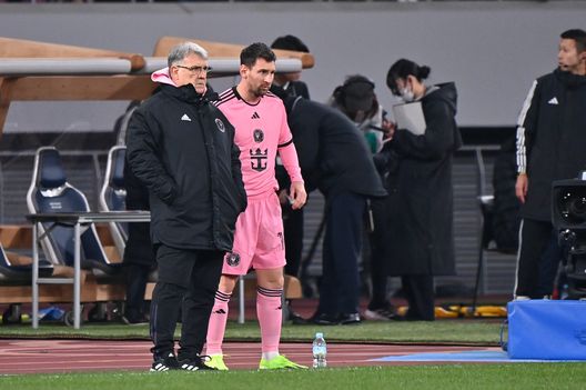 TOKYO, GIAPPONE - 07 FEBBRAIO: Lionel Messi dell'Inter Miami (R) e l'allenatore Gerardo Martino dell'Inter Miami (L) durante l'amichevole precampionato tra Vissel Kobe e Inter Miami al National Stadium il 07 febbraio 2024 a Tokyo, Giappone. (Foto di Kenta Harada/Getty Images)