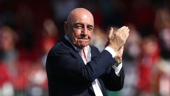 MONZA, ITALY - OCTOBER 08: CEO of AC Monza, Adriano Galliani, applauds the fans following the team's victoryduring the Serie A TIM match between AC Monza and US Salernitana at U-Power Stadium on October 08, 2023 in Monza, Italy. (Photo by Marco Luzzani/Getty Images) UFFICIALE – Lekovic è un nuovo giocatore del Monza: il comunicato del club - immagine 1