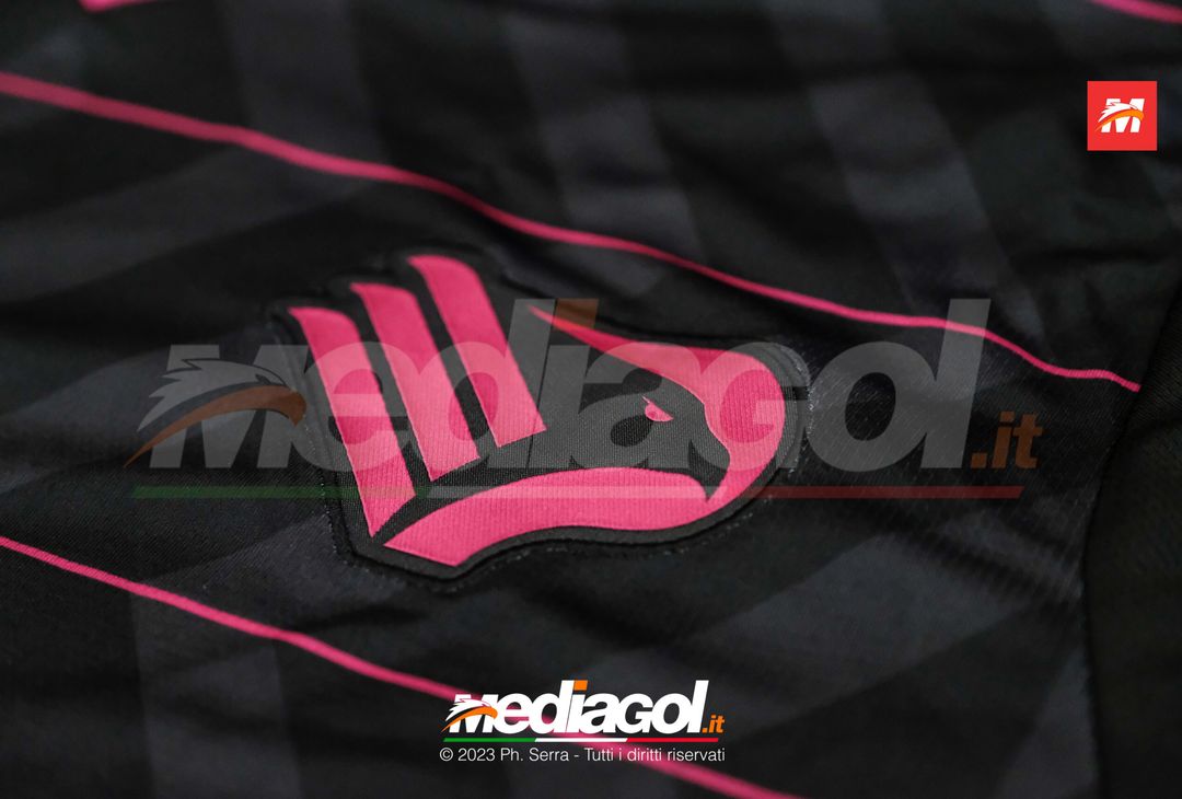 FOTO Palermo, inizia la vendita della seconda e terza maglia Puma 2023/2024 (Gallery) - immagine 13