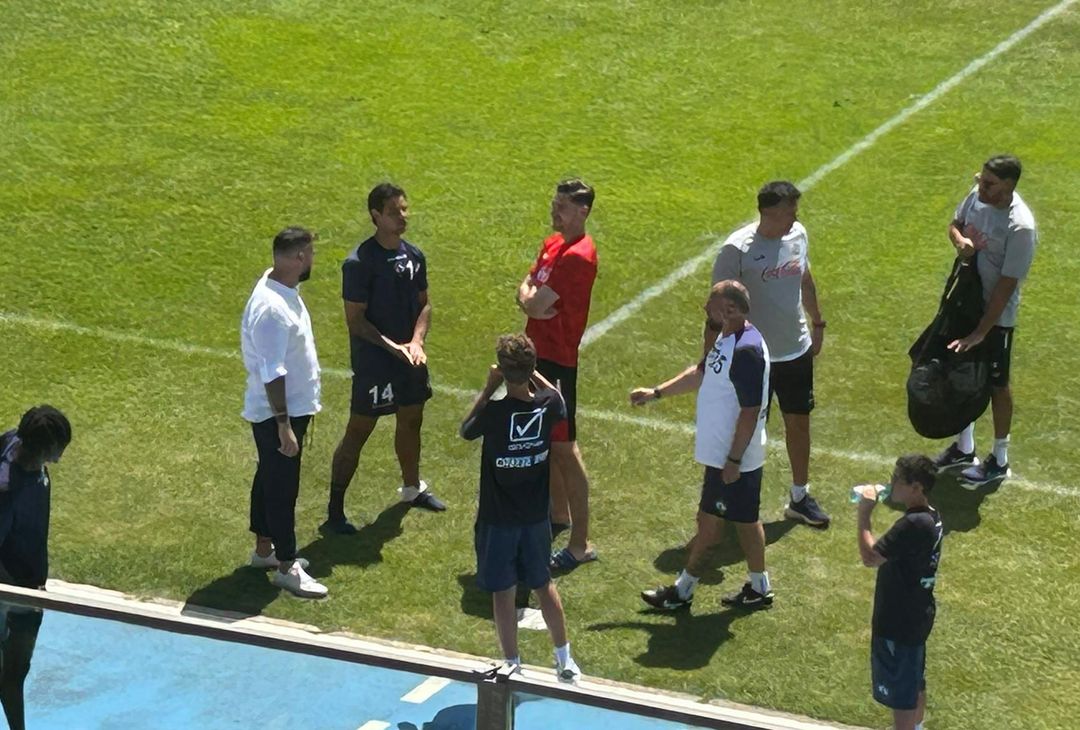 GALLERY Meret concede selfie ai calciatori della Cavese - immagine 7