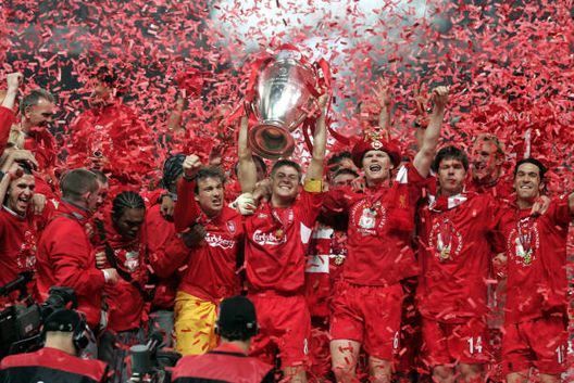 ISTANBUL, 25 MAGGIO 2005: Gerrard, Riise, Alonso e il Liverpool sollevano la Champions League dopo la finale contro il Milan all'Ataturk Stadium. (Foto di Richard Sellers/Sportsphoto/Allstar via Getty Images) Le rimonte più incredibili della Champions League: notti leggendarie che hanno fatto la storia- immagine 2