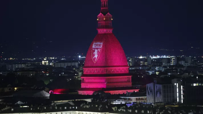 4 maggio, la Mole Antonelliana si tinge di granata: l’omaggio agli Invincibili - immagine 1