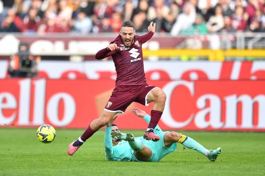 TURIN, ITALY - JANUARY 04: Nikola Vlasic of Torino FC is tackled by Fabio Depaoli of Hellas Verona during the Serie A match between Torino FC and Hellas Verona at Stadio Olimpico di Torino on January 4, 2023 in Turin, Italy. (Photo by Valerio Pennicino/Getty Images)
