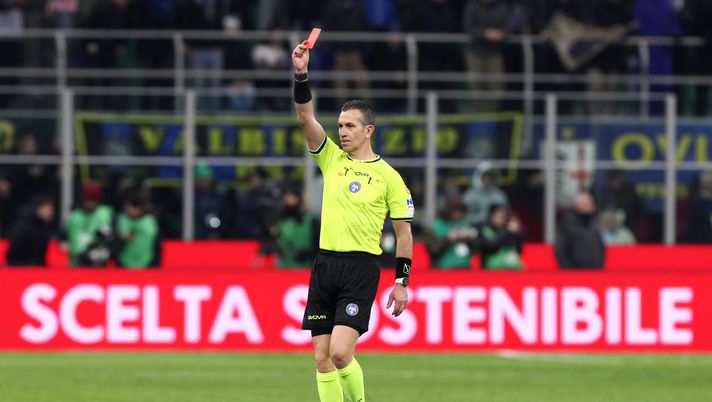 MILAN, ITALY - JANUARY 11: Match referee, Daniele Doveri shows Antonio Conte, Head Coach of SSC Napoli, (not pictured) a red card during the Serie A match between FC Internazionale and SSC Napoli at Giuseppe Meazza Stadium on January 11, 2026 in Milan, Italy. (Photo by Marco Luzzani/Getty Images) Trevisani: “Doveri show in Inter-Napoli, arbitraggio da 9: con lui AIA più credibile” - immagine 1