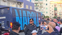 Il Napoli è arrivato al Maradona! L’accoglienza dei tifosi per il bus azzurro – VIDEO