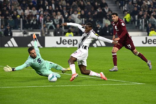 TURIN, ITALY - NOVEMBER 08: Jonathan David of Juventus kicks the ball attempting to score, but Alberto Paleari goalkeeper of Torino saves during the Serie A match between Juventus FC and Torino FC at Juventus Stadium on November 08, 2025 in Turin, Italy. (Photo by Filippo Alfero - Juventus FC/Juventus FC via Getty Images)
