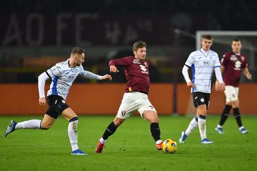 TURIN, ITALY - DECEMBER 04: Karol Linetty of Torino FC is challenged by Teun Koopmeiners of Atalanta BC during the Serie A TIM match between Torino FC and Atalanta BC at Stadio Olimpico di Torino on December 4, 2023 in Turin, Italy. (Photo by Valerio Pennicino/Getty Images)