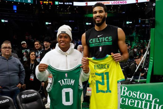 Boston “brucia” il Real: Endrick posa con i Celtics!- immagine 2