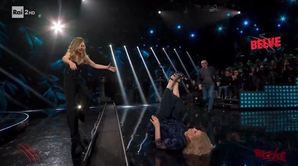 Iva Zanicchi cade dal palco di Belve: “Cado in continuazione”. Le immagini diventano virali Iva Zanicchi cade dal palco di Belve: “Cado in continuazione”. Le immagini diventano virali - immagine 1