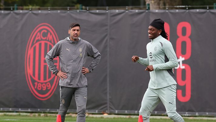 CAIRATE, ITALY - SEPTEMBER 30: Head coach AC Milan Paulo Fonseca and Rafael Leao look on before the UEFA Champions League 2024/25 League Phase MD2 match during AC Milan training session at Milanello on September 30, 2024 in Cairate, Italy. (Photo by Claudio Villa/AC Milan via Getty Images) La valenza di Rafael Leao nella storia rossonera - immagine 1