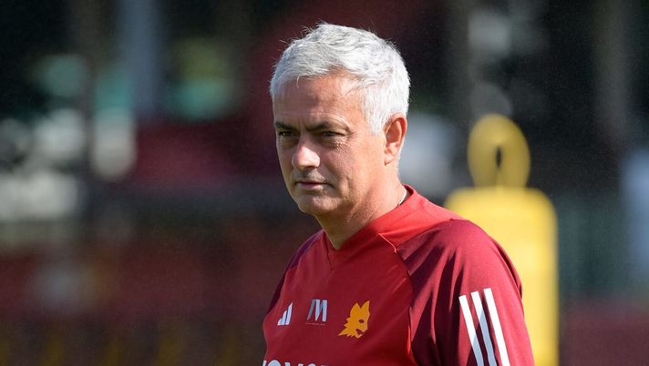 Roma, Mourinho e il siparietto con dei bambini: “Abbraccio tutti, tranne i laziali” – VIDEO - immagine 1