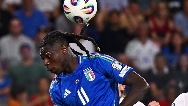 BERGAMO, ITALY - SEPTEMBER 05: Moise Kean of Italy in action during the FIFA World Cup 2026 qualifier match between Italy and Estonia at Stadio di Bergamo on September 05, 2025 in Bergamo, Italy. (Photo by Mattia Ozbot/Getty Images) Di Napoli: “Italia con attaccanti di valore. Kean? Ecco cosa mi piace di lui” - immagine 1