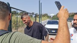 Spinazzola idolo dei tifosi, foto e autografi ai fans all’esterno di Castel Volturno