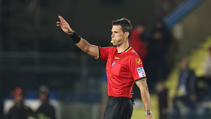 EMPOLI, ITALY - OCTOBER 30: Matteo Marchetti referee gestures during the Serie A match between Empoli and FC Internazionale at Stadio Carlo Castellani on October 30, 2024 in Empoli, Italy. (Photo by Gabriele Maltinti/Getty Images) Coppa Italia, i precedenti con Marchetti: due sconfitte pesanti, una contro l’Inter - immagine 1