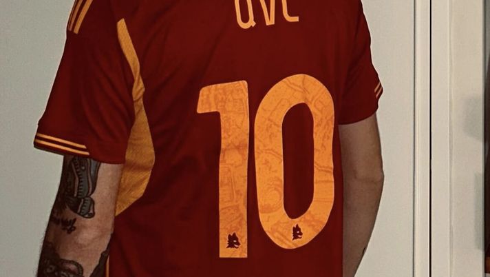 Gemitaiz e l’annuncio speciale: il lancio del nuovo album con la maglia della Roma - immagine 1