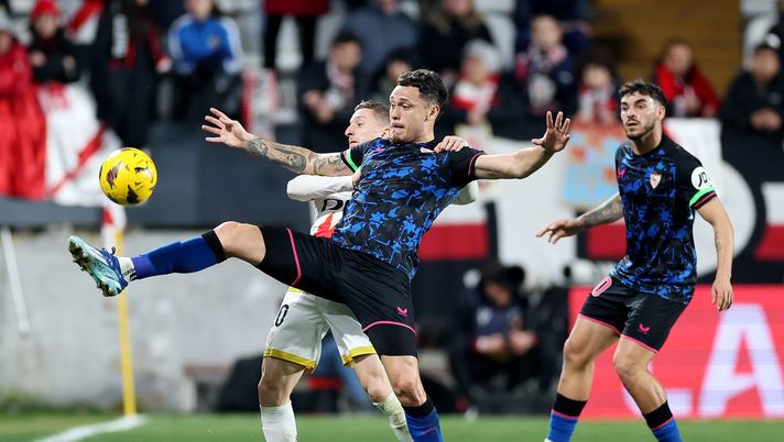 MADRID, SPAIN - FEBRUARY 05: Lucas Ocampos of Sevilla FC attempts to control the ball whilst under pressure from Ivan Balliu of Rayo Vallecano during the LaLiga EA Sports match between Rayo Vallecano and Sevilla FC at Estadio de Vallecas on February 05, 2024 in Madrid, Spain. (Photo by Florencia Tan Jun/Getty Images) VIDEO L’oscena molestia subita da Ocampos in Rayo Vallecano-Siviglia - immagine 1