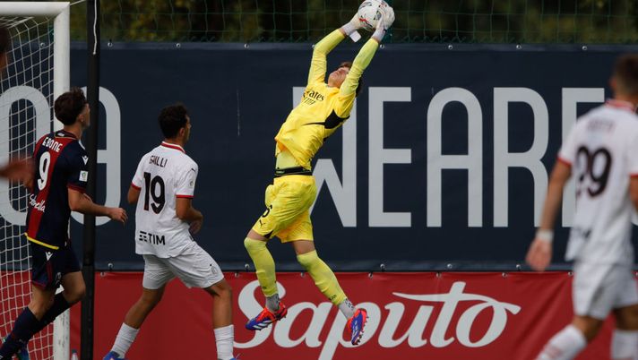 BOLOGNA, ITALY - OCTOBER 06: Goalkeeper Matteo Pittarella of Milan takes a high ball during the Primavera 1 match between Bologna U20 and AC Milan U20 at stadio di Crespellano on October 06, 2024 in Bologna, Italy. (Photo by AC Milan/AC Milan via Getty Images)  Primavera, 3 gol subiti a Bologna: la sosta per ricaricare le pile - immagine 1