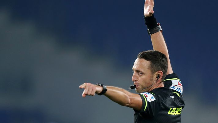 ROME, ITALY - DECEMBER 17: Referee Rosario Abisso gives instructions during the Serie A match between AS Roma and Torino FC at Stadio Olimpico on December 17, 2020 in Rome, Italy. The match will be played without fans, behind closed doors as a Covid-19 precaution. (Photo by Paolo Bruno/Getty Images) Serie A, da gennaio arriva il fuorigioco semiautomatico: ecco come funziona - immagine 1