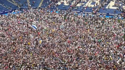 Espanyol promosso, il derby col Barça ritrovato: tifosi in festa invadono il campo