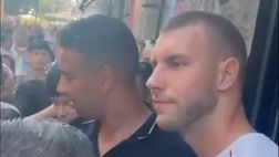 Milan, Pavlovic molto disponibile: altri autografi ai tifosi rossoneri | PM Video