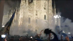 VIDEO FCIN1908 / INTER CAMPIONE D’ITALIA, LA FESTA DEI TIFOSI IN DUOMO